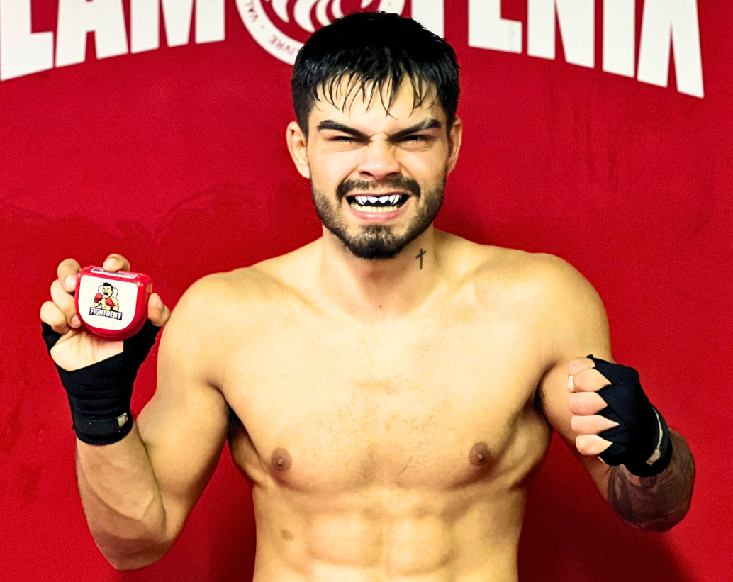 Atleta mostrando su protector FightDent